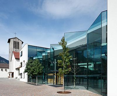 neubau-raiffeisenkasse-prad-taufers-suedtirol-i-projektant-architekt-arnold-gapp