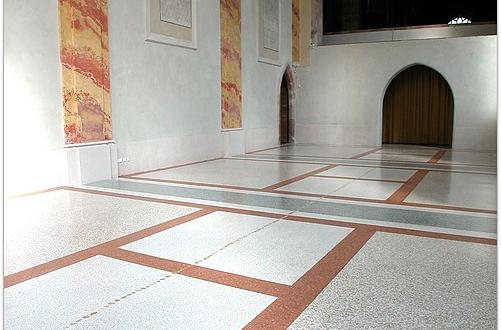 die-dominikanerkirche-in-bozen-ist-eines-der-kunsthistorisch-bedeutendsten-bauwerke-in-suedtirol-neuverlegung-des-terrazzobodens-nach-alten-vorlagen