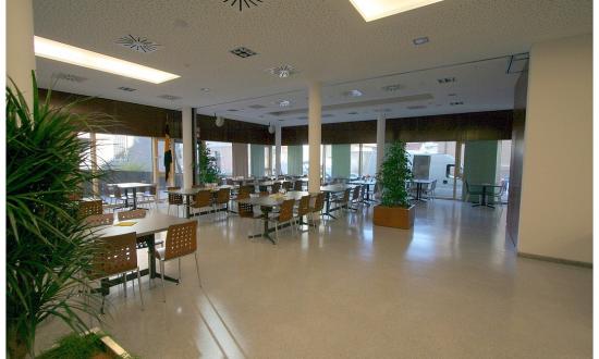 kolpinghaus-brixen-studentenheim-und-mensa-terrazzoboden-grau-i-planung-kerschbaumer-pichler-partner