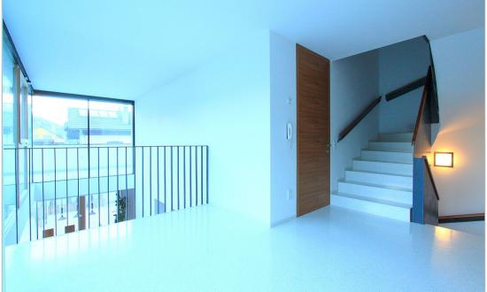 wohnhaus-in-bianco-carrara-suedtirol-i-projektant-thoeni-architektur-und-desing