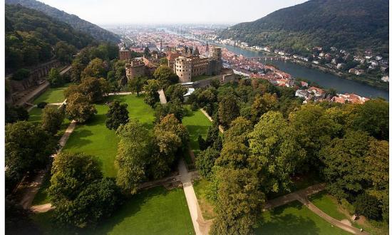 schloss-heidelberg-ist-seit-dem-19-jahrhundert-der-inbegriff-deutscher-romantik-fuer-touristen-aus-der-ganzen-welt-die-beeindruckende-ruine-zieht-jaehrlich-rund-eine-million-besucher-an