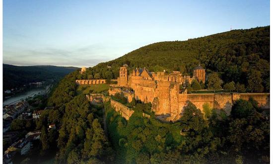 schloss-heidelberg-ist-seit-dem-19-jahrhundert-der-inbegriff-deutscher-romantik-fuer-touristen-aus-der-ganzen-welt-die-beeindruckende-ruine-zieht-jaehrlich-rund-eine-million-besucher-an