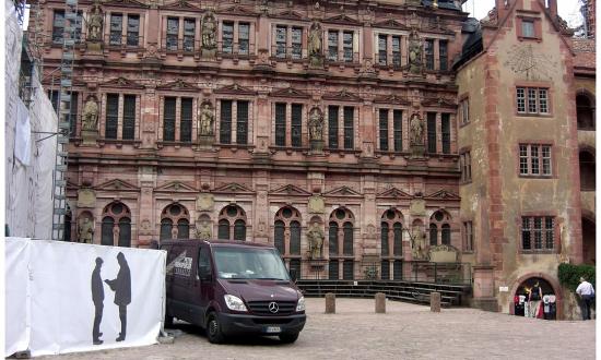 schloss-heidelberg-ist-seit-dem-19-jahrhundert-der-inbegriff-deutscher-romantik-fuer-touristen-aus-der-ganzen-welt-die-beeindruckende-ruine-zieht-jaehrlich-rund-eine-million-besucher-an