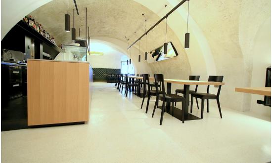 cafe-mondschein-st-pauls-suedtirol-terrazzoboden-bianco-carrara-planung-martin-pohl